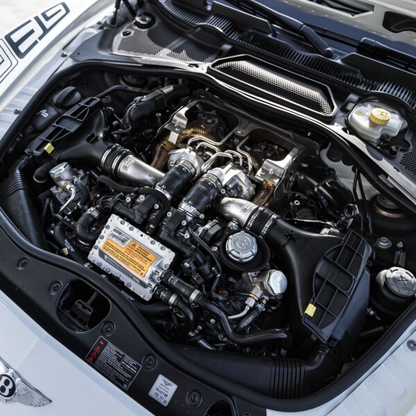 Bentley Continental GT3-R 2015 4.0L 572hp.
