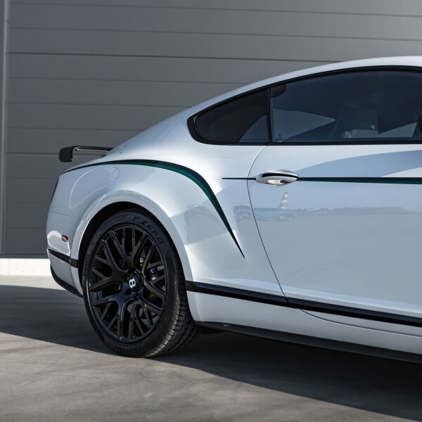 Bentley Continental GT3-R 2015 4.0L 572hp.