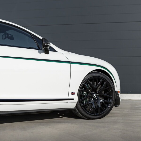Bentley Continental GT3-R 2015 4.0L 572hp.