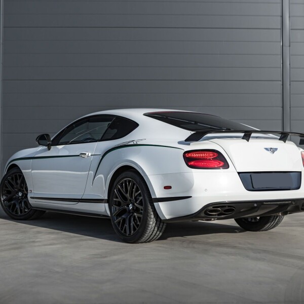 Bentley Continental GT3-R 2015 4.0L 572hp.