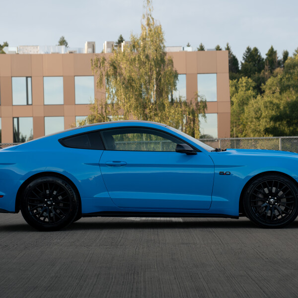 Ford Mustang GT 5.0 V8 2022 en azul